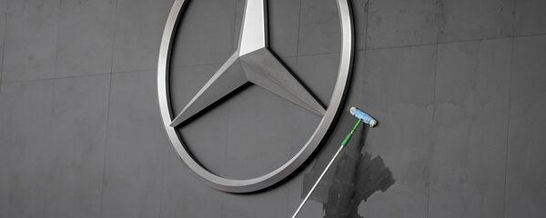 موظف ينظف شعار مرسيدس في المعرض الدولي للسيارات في فرانكفورت، ألمانيا 10 سبتمبر 2019 موظف ينظف شعار مرسيدس في المعرض الدولي للسيارات في فرانكفورت، ألمانيا 10 سبتمبر 2019 - سبوتنيك عربي