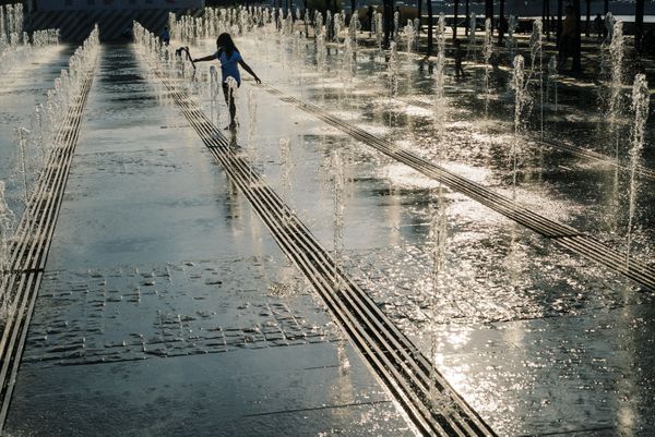 طفلة تعلب بمياه النافورة في حديقة موزيون في موسكو، 10 سبتمبر 2019 - سبوتنيك عربي