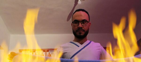 مدلك مصري يستخدم النار لتخفيف آلام العضلات - سبوتنيك عربي