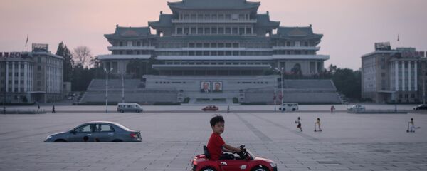 صبي يركب سيارة لعبة في ميدان كيم إيل سونغ في بيونغ يانغ، كوريا الشمالية 9 سبتمبر 2019 - سبوتنيك عربي