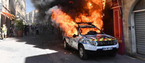 النيران تشتعل في سيارة للشرطة أثناء الاحتجاجات السترات الصفراء في مونبلييه، فرنسا 7 سبتمبر 2019 - سبوتنيك عربي