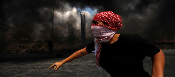 أحد المتظاهرين الفلسطينيين يقذف الحجارة بالقرب من مستوطنة يهودية في بيت إيل، الأراضي المحتلة بالضفة الغربية، 9 سبتمبر 2019 - سبوتنيك عربي