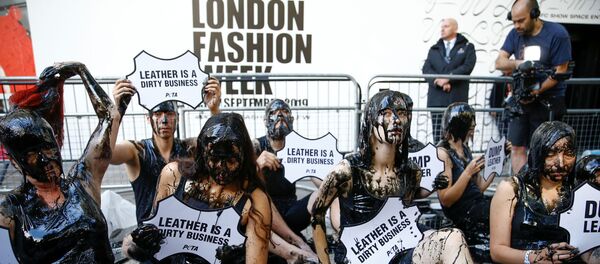 محتجين لأسبوع الموضة في لندن - سبوتنيك عربي