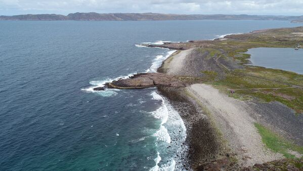 ساحل بحر بارنتس في ضواحي قرية لودينويه في منطقة مورمانسك الروسية - سبوتنيك عربي