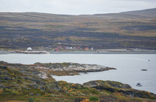 منتجع سياحي على شبه جزيرة سريدني في خليج موتوفسكي في منطقة مورمانسك الروسية - سبوتنيك عربي