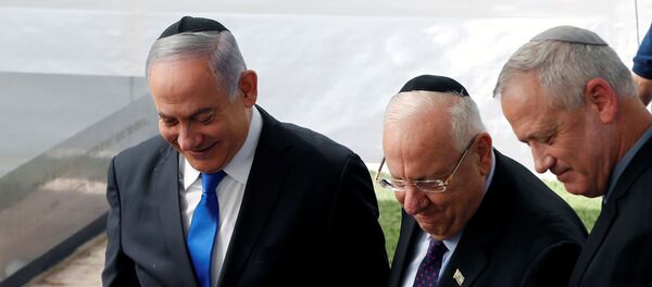 رئيس الوزراء الإسرائيلي المنتهية ولايته بنيامين نتنياهو مع الرئيس الإسرائيلي ريئوفين ريفلين ورئيس حزب أزرق أبيض بيني غانتس رئيس الوزراء الإسرائيلي المنتهية ولايته بنيامين نتنياهو مع الرئيس الإسرائيلي ريئوفين ريفلين ورئيس حزب أزرق أبيض بيني غانتس - سبوتنيك عربي