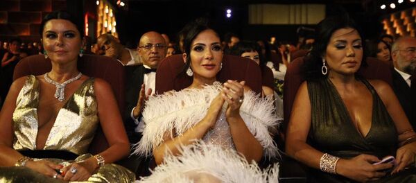 الممثلتان المصريتان رانيا يوسف ومنى زكي في حفل افتتاح مهرجان الجونة السينمائي الثالث، الجونة، الغردقة، 19 سبتمبر/أيلول 2019 - سبوتنيك عربي