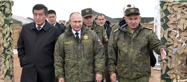 الرئيس الروسي فلاديمير بوتين برفقة وزير الدفاع الروسي سيرغي شويغو والرئيس القرقيزي - سبوتنيك عربي