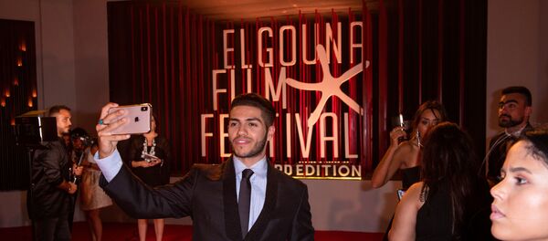 الممثل الكندي العالمي من أصول مصرية مينا مسعود في حفل افتتاح مهرجان الجونة السينمائي، 19 سبتمبر/أيلول 2019 - سبوتنيك عربي