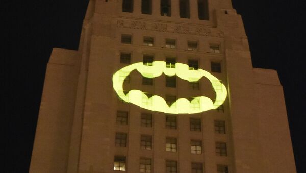 إطلاق شارة باتمان على مبنى سيتي هول في مدينة لوس أنجلوس في عام 2017، تكريما للممثل الراحل آدم ويست - سبوتنيك عربي
