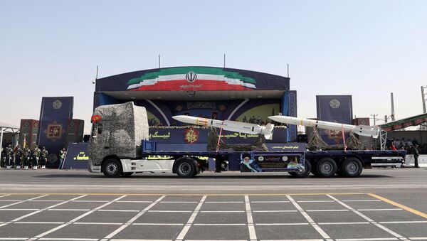صاروخ إيراني جديد أثناء عرض عكسري لقوات الحرس الثوري الإيراني في طهران - سبوتنيك عربي