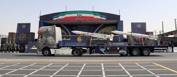 صاروخ إيراني جديد أثناء عرض عكسري لقوات الحرس الثوري الإيراني في طهران - سبوتنيك عربي