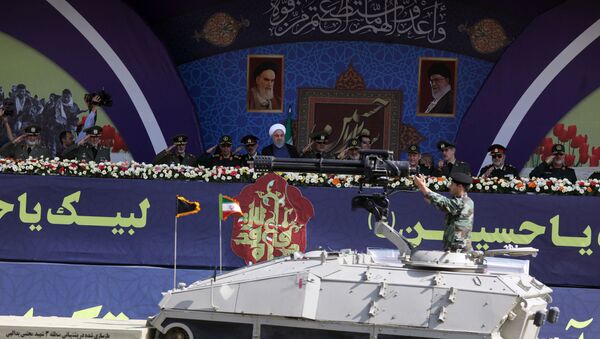 الرئيس الإيراني حسن روحاني وقادة الجيش والحرس الثوري أثناء الاحتفال بذكرى الحرب الإيرانية العراقية - سبوتنيك عربي
