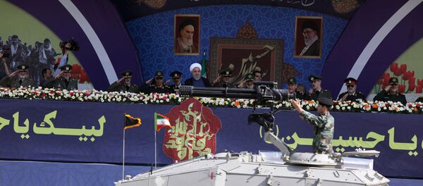 الرئيس الإيراني حسن روحاني وقادة الجيش والحرس الثوري أثناء الاحتفال بذكرى الحرب الإيرانية العراقية - سبوتنيك عربي