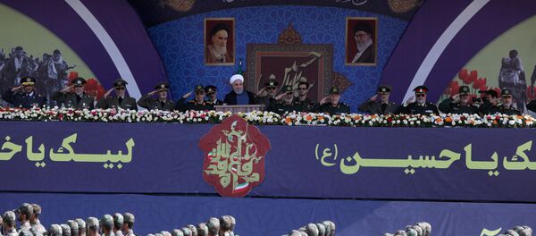 الرئيس الإيراني حسن روحاني في كلمة له أما قوات الحرس الثوري أثناء الاحتفال بذكرى الحرب الإيرانية العراقية - سبوتنيك عربي