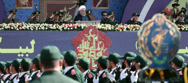 الرئيس الإيراني  حسن روحاني أمام قوات الحرس الثوري الإيراني - سبوتنيك عربي