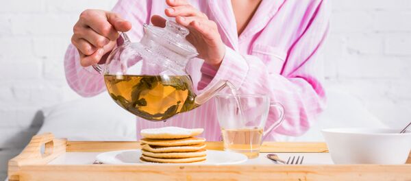 امرأة تصب الشاي - سبوتنيك عربي