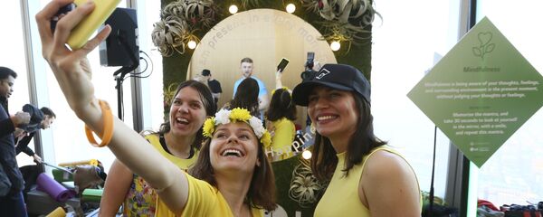 نساء يتلقطن صور سيلفي ويشعرن بـ السعادة نساء يتلقطن صور سيلفي ويشعرن بـ السعادة - سبوتنيك عربي