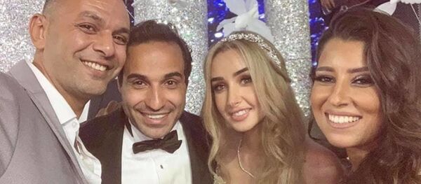 هنا الزاهد مع أحمد فهمي في حفل زفافهما ومعهما الفنانة أيتن عامر وزوجها - سبوتنيك عربي