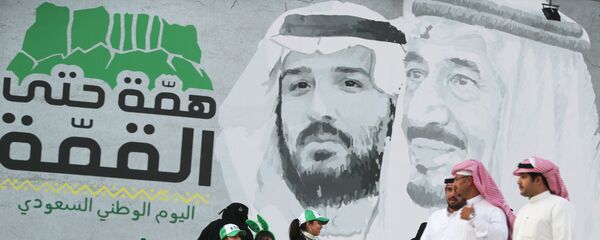 جدارية للملك سلمان بن عبد العزيز وولي العهد السعودي محمد بن سلمان في الرياض احتفالا باليوم الوطني للبلاد - سبوتنيك عربي