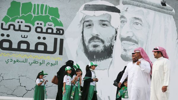جدارية للملك سلمان بن عبد العزيز وولي العهد السعودي محمد بن سلمان في الرياض احتفالا باليوم الوطني للبلاد - سبوتنيك عربي