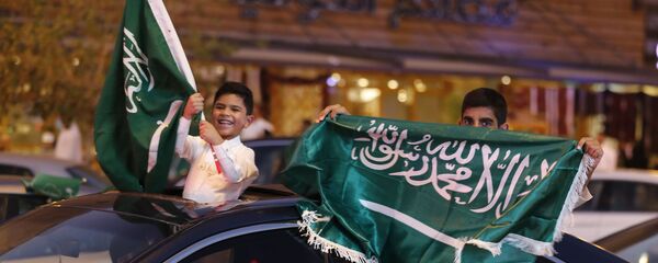 احتفالات في شوارع الرياض في السعودية باليوم الوطني للملكة  - سبوتنيك عربي