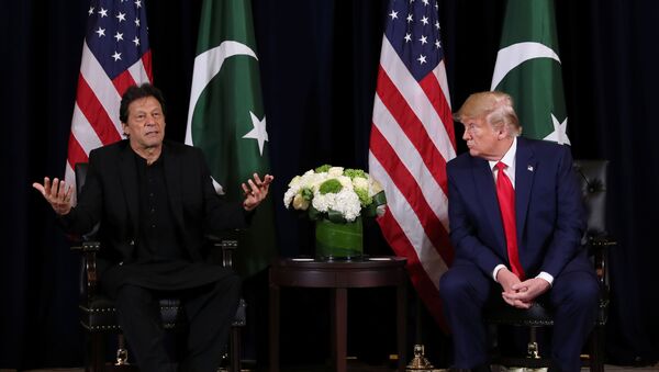 الرئيس الأمريكي دونالد ترامب ورئيس وزراء باكستان عمران خان خلال اجتماع على هامش الجمعية العامة للإمم المتحدة - سبوتنيك عربي