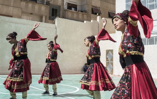 افتتاح مدرسة الشهيد عدنان كولكي وسط حضور شعبي ورسمي واسع إلى جانب معاون وزير التربية السوري، وسفير روسيا الاتحادية ألكسندر يفيموف، بعد ترميمها وإعادة تأهيلها بالكامل من قبل مجمع الأديان في روسيا الاتحادية - سبوتنيك عربي