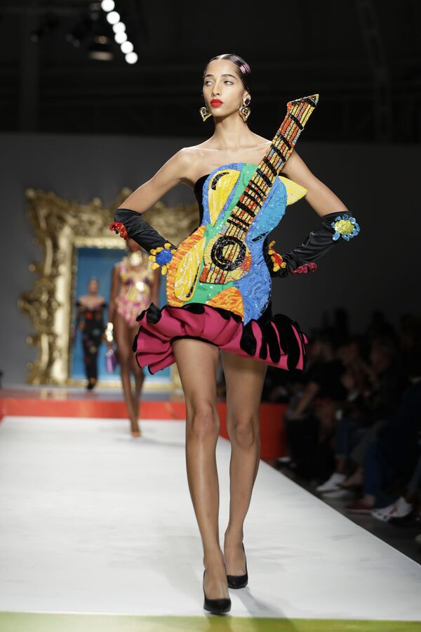 عارضة أزياء ترتدي زيا من تصميم موسكينو (Moschino) خلال عرض أزياء أسبوع الموضة ربيع-صيف 2020 في ميلانو، إيطاليا 19 سبتمبر 2019 - سبوتنيك عربي