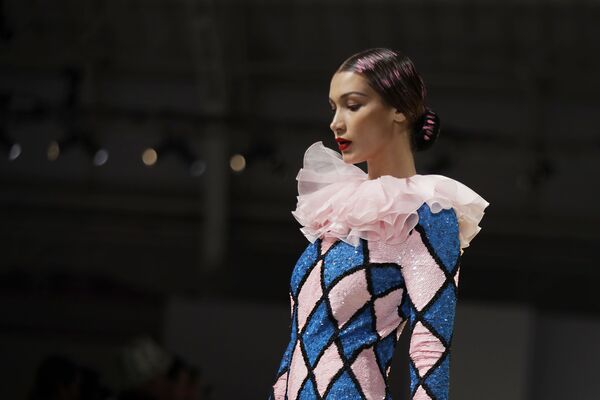 عارضة أزياء بيلا حديد ترتدي زيا من تصميم موسكينو (Moschino) خلال عرض أزياء أسبوع الموضة ربيع-صيف 2020 في ميلانو، إيطاليا 19 سبتمبر 2019 - سبوتنيك عربي