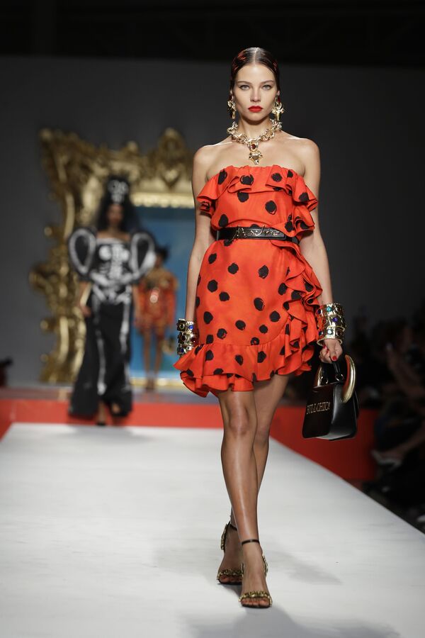 عارضة أزياء ترتدي زيا من تصميم موسكينو (Moschino) خلال عرض أزياء أسبوع الموضة ربيع-صيف 2020 في ميلانو، إيطاليا 19 سبتمبر 2019 - سبوتنيك عربي