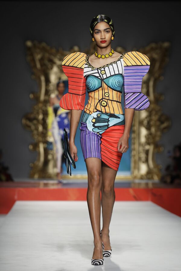 عارضة أزياء ترتدي زيا من تصميم موسكينو (Moschino) خلال عرض أزياء أسبوع الموضة ربيع-صيف 2020 في ميلانو، إيطاليا 19 سبتمبر 2019 - سبوتنيك عربي