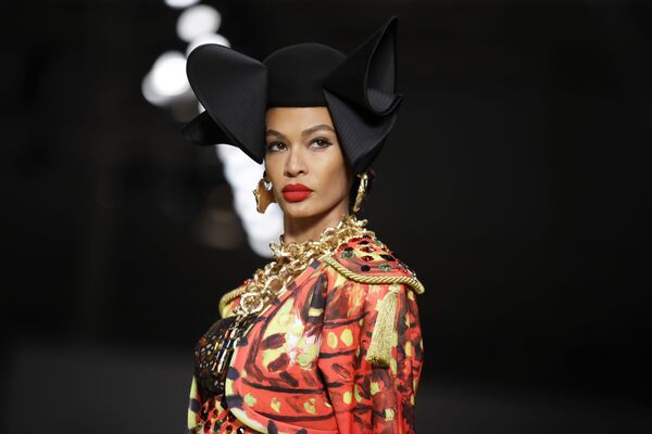 عارضة أزياء ترتدي زيا من تصميم موسكينو (Moschino) خلال عرض أزياء أسبوع الموضة ربيع-صيف 2020 في ميلانو، إيطاليا 19 سبتمبر 2019 - سبوتنيك عربي