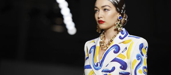 عارضة أزياء جيجي حديد ترتدي زيا من تصميم موسكينو (Moschino) خلال عرض أزياء أسبوع الموضة ربيع-صيف 2020 في ميلانو، إيطاليا 19 سبتمبر 2019 - سبوتنيك عربي