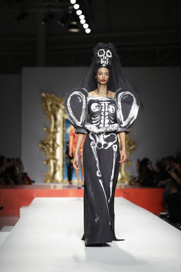 عارضة أزياء ترتدي زيا من تصميم موسكينو (Moschino) خلال عرض أزياء أسبوع الموضة ربيع-صيف 2020 في ميلانو، إيطاليا 19 سبتمبر 2019 - سبوتنيك عربي