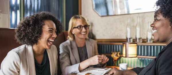 نساء يضحكن - سبوتنيك عربي