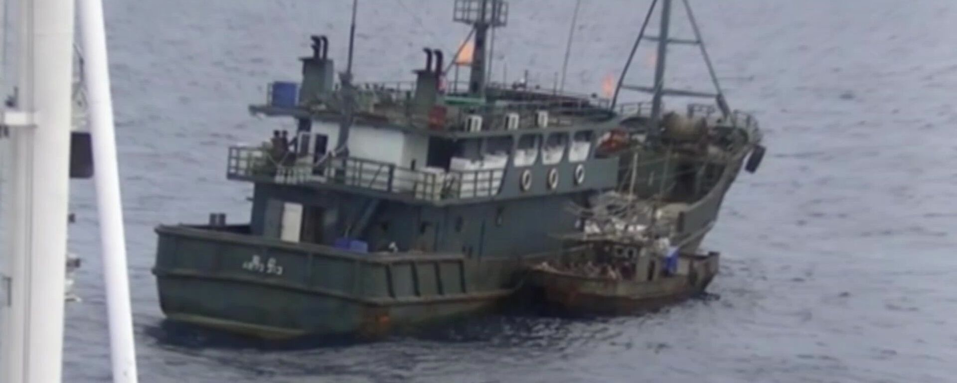 أثناء احتجاز قارب تابع لكوريا الشمالية في المنطقة الاقتصادية الخالصة لروسيا - سبوتنيك عربي, 1920, 04.09.2025