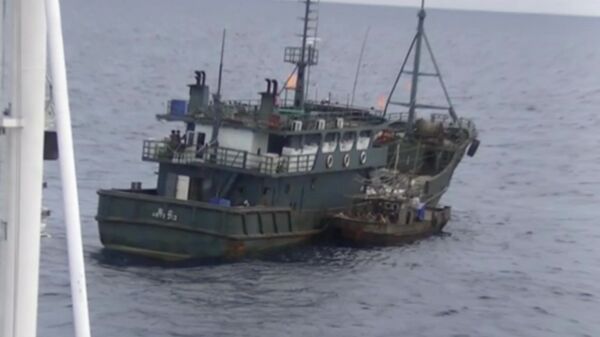 أثناء احتجاز قارب تابع لكوريا الشمالية في المنطقة الاقتصادية الخالصة لروسيا - سبوتنيك عربي