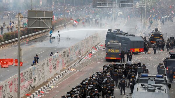 عناصر شرطة الشغب تفرق مظاهرة لطلاب جامعة خارج البرلمان الإندونيسي في جاكارتا، إندونيسيا 24 سبتمبر 2019 عناصر شرطة الشغب تفرق مظاهرة لطلاب جامعة خارج البرلمان الإندونيسي في جاكارتا، إندونيسيا 24 سبتمبر 2019 - سبوتنيك عربي