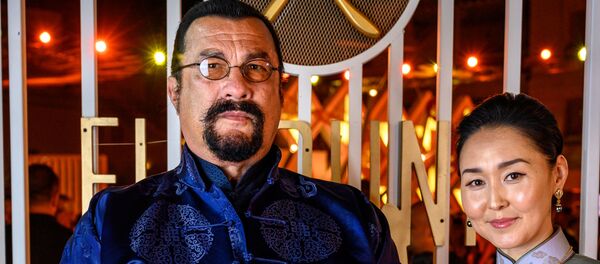 النجم الأمريكي ستيفن سيغال مع زوجته في حفل ختام مهرجان الجونة السينمائي الثالث، 27 سبتمبر/أيلول 2019 - سبوتنيك عربي