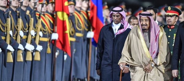 اللواء عبد العزيز بن بداح الفغم المطيري يسير خلف الملك سلمان بن عبد العزيز خلال زيارة إلى موسكو، أكتوبر/تشرين الأول 2017 اللواء عبد العزيز بن بداح الفغم المطيري يسير خلف الملك سلمان بن عبد العزيز خلال زيارة إلى موسكو، أكتوبر/تشرين الأول 2017 - سبوتنيك عربي