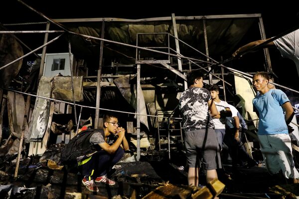 حريق بمخيم للمهاجرين في جزيرة يونانية... واشتباكات مع الشرطة - سبوتنيك عربي