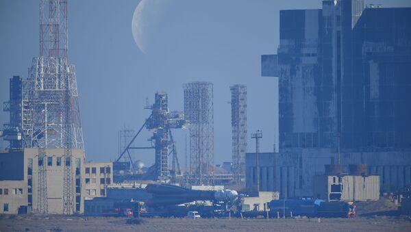 الصاروخ الحامل سويوز-إف غا والمركبة الفضائية الروسية سويوز-إم إس-15 يتوجهان إلى نقطة الانطلاق بمركز الفضاء بايكانور في كزاخستان. من ضمن البعثة الفضاية، الرائد الإماراتي هزاع المنصوري - سبوتنيك عربي