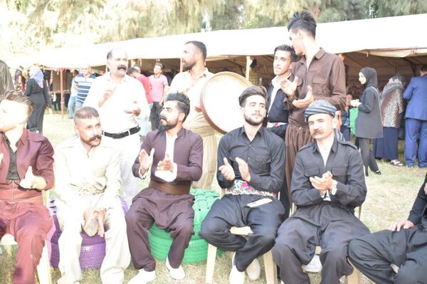 جميلات العراق في عرض ساحر مع دبكات الشباب لأجل السلام... صور  - سبوتنيك عربي