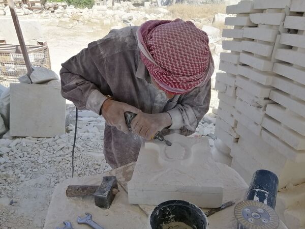 نحاتو الحجر الأبيض يبدعون لوحات تجسد روح حلب الشهباء... فيديو وصور - سبوتنيك عربي