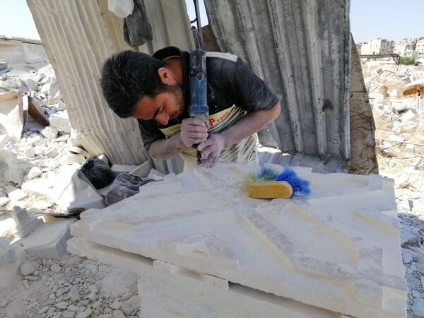 نحاتو الحجر الأبيض يبدعون لوحات تجسد روح حلب الشهباء... فيديو وصور - سبوتنيك عربي