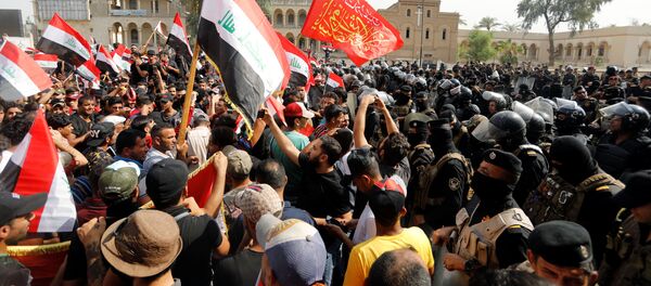 متظاهرون في ساحة التحرير بالعراق، 1 أكتوبر/تشرين الأول 2019 متظاهرون في ساحة التحرير بالعراق، 1 أكتوبر/تشرين الأول 2019 - سبوتنيك عربي