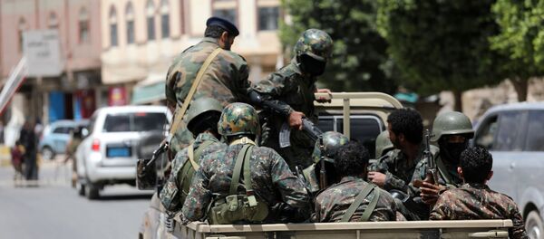 مقاتلون حوثيون يركبون ظهر شاحنة أثناء إطلاق سراح المعتقلين من قبل الحوثيين خارج سجن صنعاء المركزي - سبوتنيك عربي