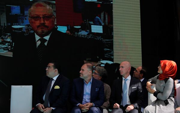 شاهد... أصدقاء خاشقجي يقفون أمام القنصلية السعودية في إسطنبول لحظة دخوله الأخير - سبوتنيك عربي