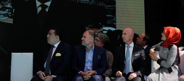 خطيبة الصحفي السعودي المقتول جمال خاشقجي وجيف بيزوس مؤسس شركة أمازون في أثناء حضورهما احتفالًا بالذكرى السنوية الأولى لمقتل خاشقجي في إسطنبول - سبوتنيك عربي